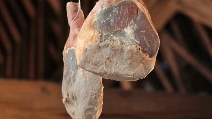 What is Njegusi prosciutto served with?