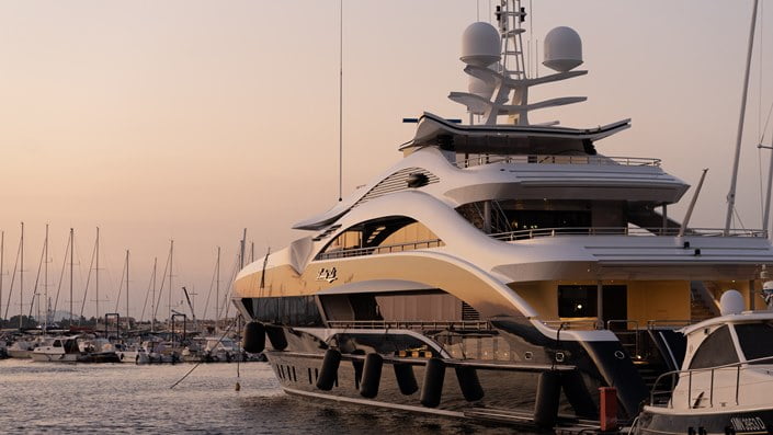 How to wash a yacht the right way?