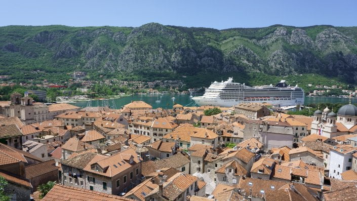 Can a US citizen move to Montenegro?
