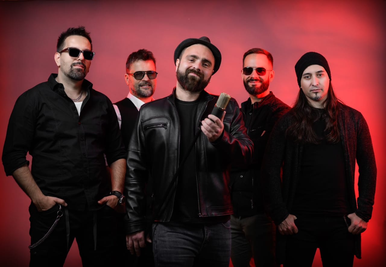 Live music by Toć Band